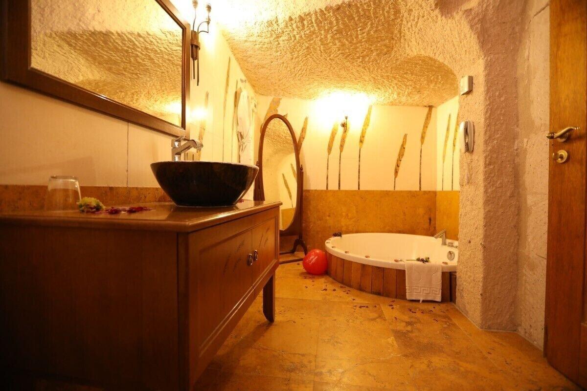 Anatelein Cave Hotel Ючхисар Екстериор снимка