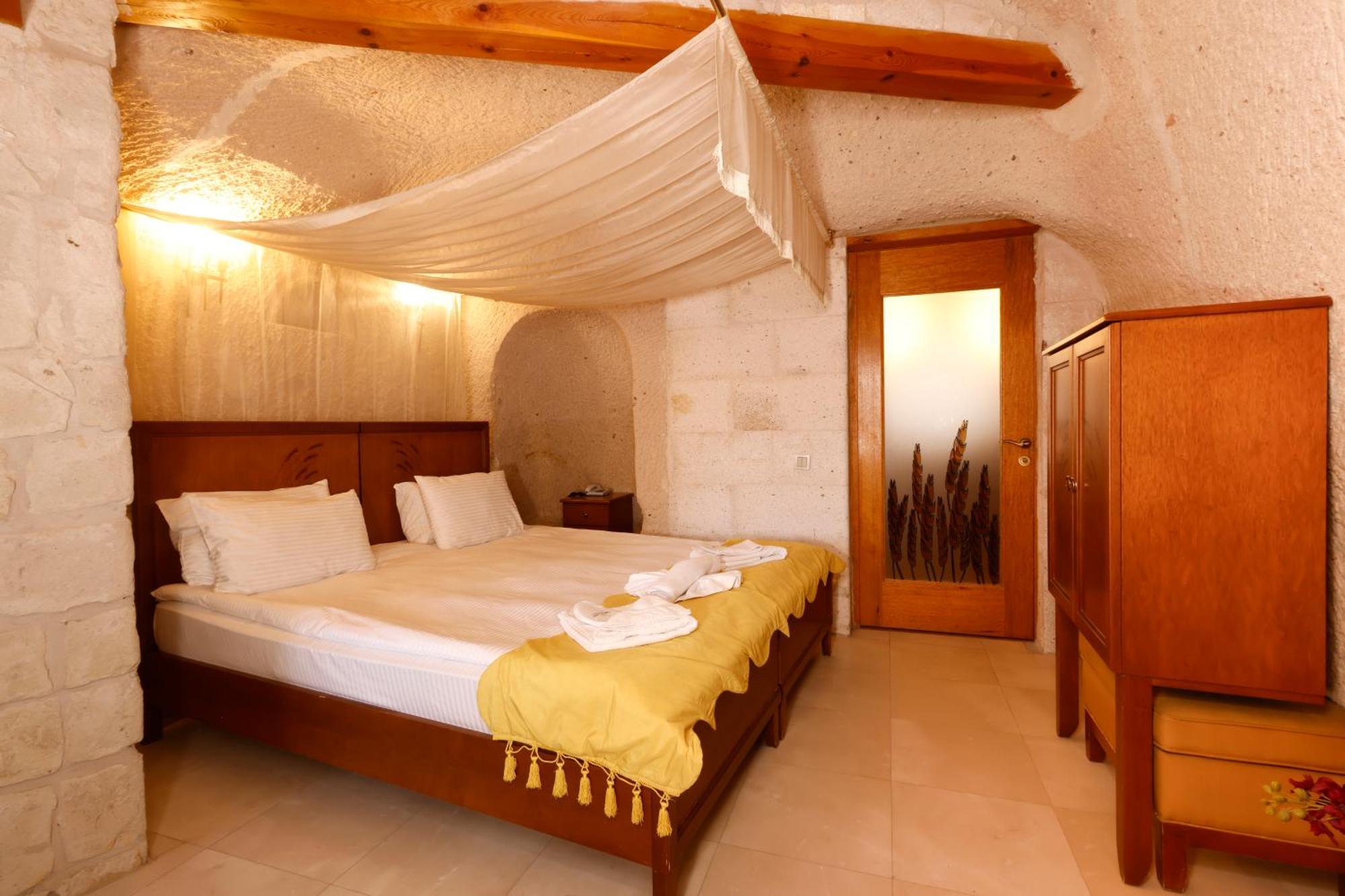 Anatelein Cave Hotel Ючхисар Екстериор снимка