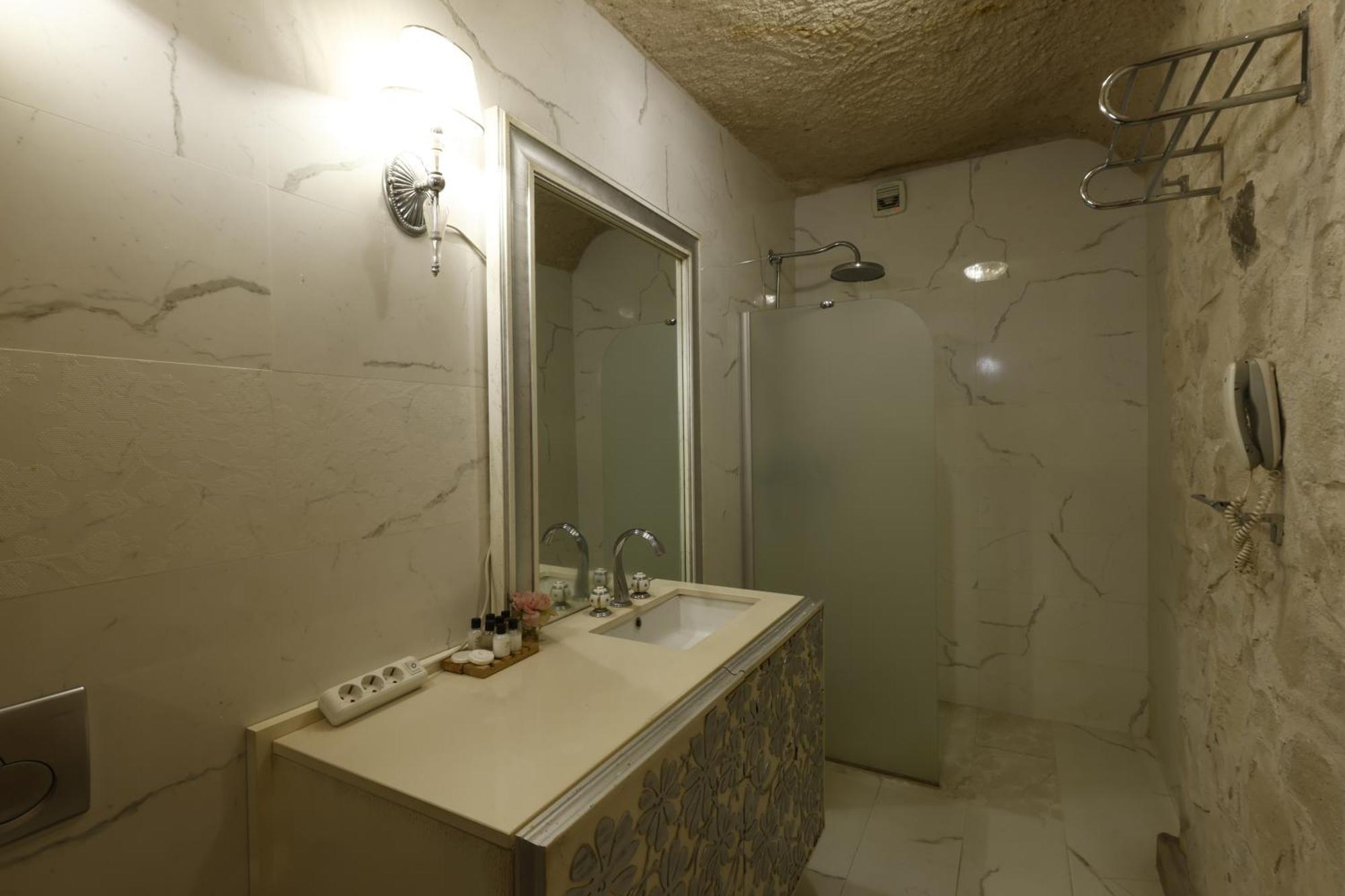 Anatelein Cave Hotel Ючхисар Екстериор снимка